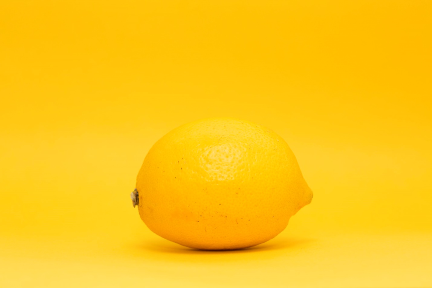 closeup photo of yellow lemon